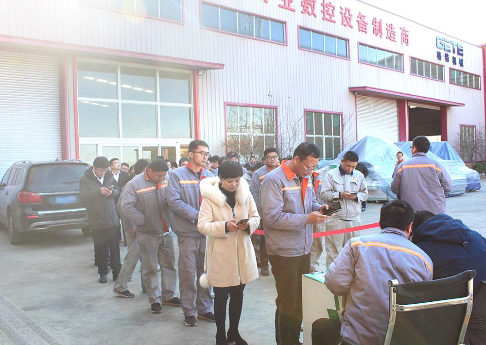 深圳精雕10年來專注研發(fā)了多款數(shù)控機床！大型精雕機，大型高光機，大型雕銑機等！